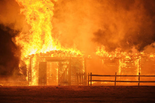 ein kleines holzhaus, das nachts brennt, funken fliegen am himmel - house burning color image danger stock-fotos und bilder