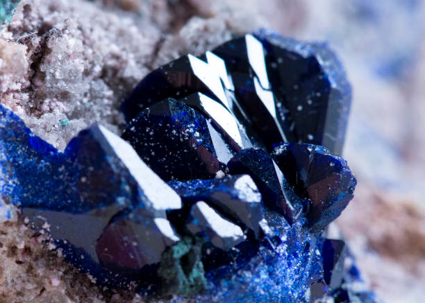 азурит минерал образец камень порода геология драгоценный кристалл - specimen holder фотографии стоковые фото и изображения