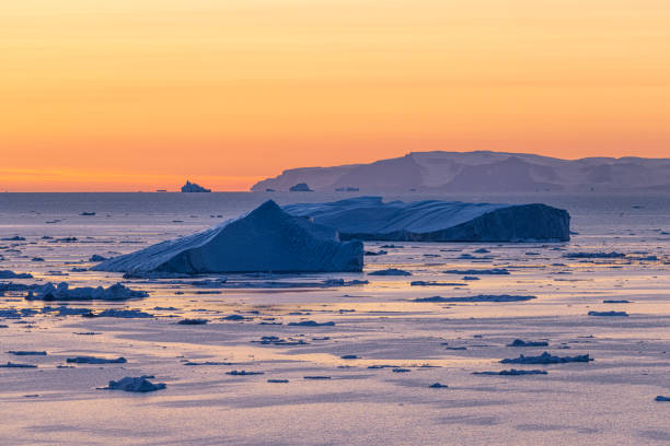 large icebergs floating in the sea in the arctic circle large icebergs floating in the sea in the arctic circle in Ilulissat, Qaasuitsup Municipality, Greenland disko bay stock pictures, royalty-free photos & images