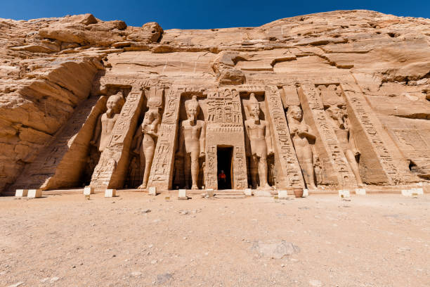 königin nertari tempel - abu simbel stock-fotos und bilder