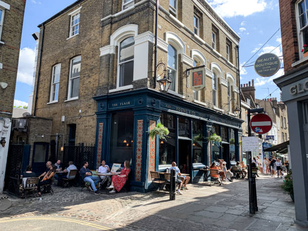 vista de la calle a pie de flask en hampstead. - london store fotografías e imágenes de stock