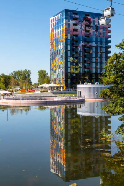 colorida torre residencial flores en la floriade expo 2022. - almere fotografías e imágenes de stock