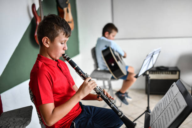 cours de musique de chambre par un étudiant en clarinette et guitare - clarinette photos et images de collection