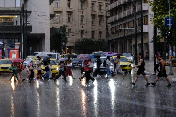 fortes précipitations dans le centre d’athènes, grèce - safe ride photos et images de collection