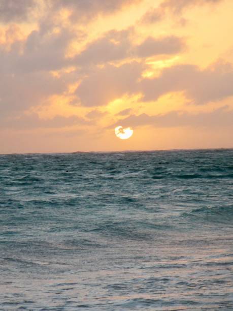 playa costera al atardecer. punta cana - enzo fotografías e imágenes de stock