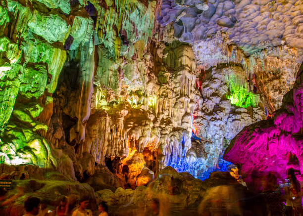 erstaunliche landschaft in der höhle des himmelspalastes in der halong-bucht - halong bay stock-fotos und bilder