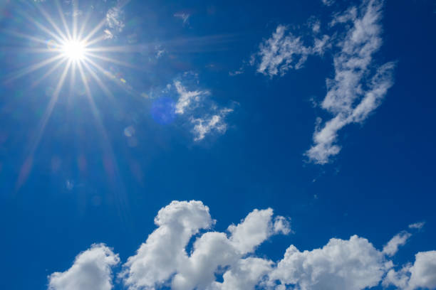 真夏の太陽と青い空、紫外線が降り注ぐ、強烈な日差し。 - 天気 ストックフォトと画像