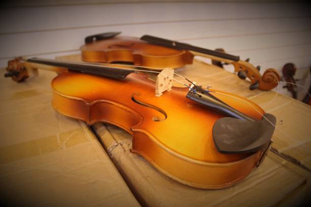 istock Violin in Repair 1417509926