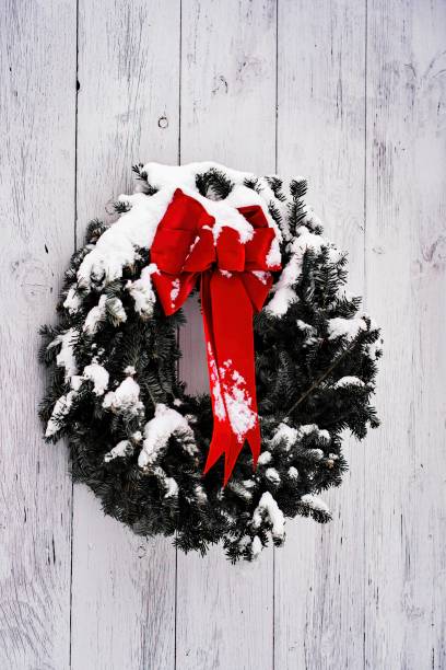 눈 덮인 소나무 바늘 빨간 활을 가진 크리스마스 화환 - wreath christmas red bow 뉴스 사진 이미지