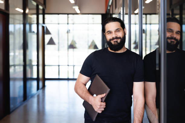 porträt des australischen kreativdirektors der aborigines - creative director stock-fotos und bilder