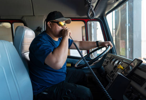 un pompier reçoit un appel radio sur un véhicule de pompiers - native american audio photos et images de collection