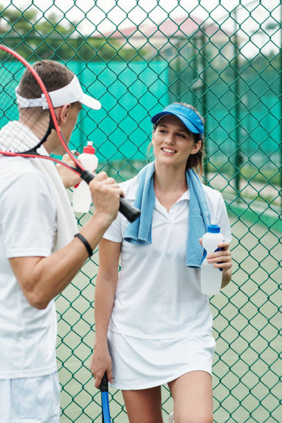tennisspieler im gespräch mit einem freund - tennis court love victory stock-fotos und bilder