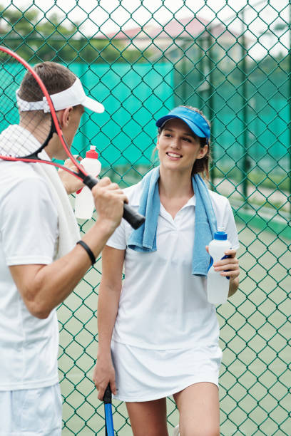 tennista che parla con un amico - tennis court love victory foto e immagini stock