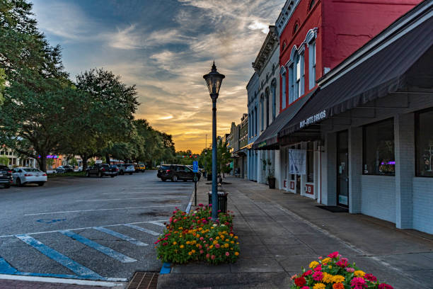 historyczny pejzaż miejski eufaula o zachodzie słońca - street name sign small town america street street light zdjęcia i obrazy z banku zdjęć