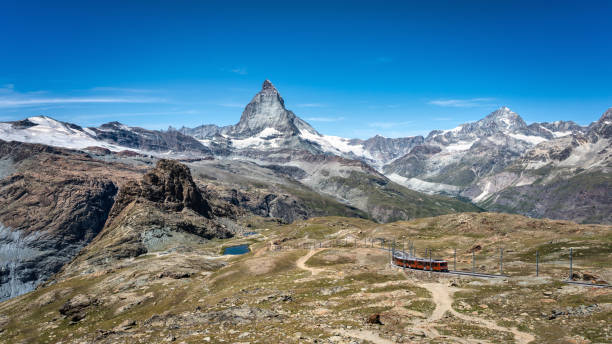 panorama del cervino con gornergrat bahn railway train zermatt alpi svizzere - rack railway foto e immagini stock