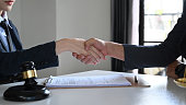 aufnahme-eines-anwalts-oder-anwalts-der-den-mandanten-nach-einer-vertragsvereinbarung-die-hand.jpg?b=1&s=170x170&k=20&c=dcBS1-AuTs3OzfZ4FYbAvy_anGdGA8Ys-TdVoFzjDt8=