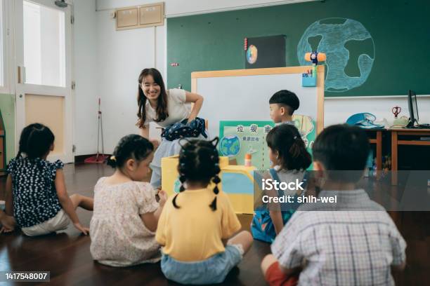 Taiwanese Female Teacher Teaches Students Resource Recycling And Sustainable Lifestylethematic Approach 照片檔及更多 可持續資源 照片
