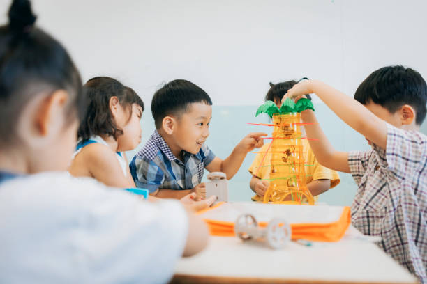 předškolní děti si ve třídě hrají s učebními pomůckami - children on montessori aids - stock snímky, obrázky a fotky