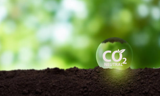 Carbon neutral sustainable development concept. Green industry. Net zero greenhouse gas emissions target 2050. Climate neutral long term strategy. Carbon neutral symbols on green view background . concepto de desarrollo sostenible neutro en carbono. industria verde. objetivo de cero emisiones netas de gases de efecto invernadero para 2050. estrategia climática neutra a largo plazo. símbolos neutros en carbono sobre fondo de vista verde.