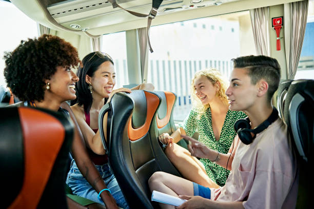 amigas hablando a bordo del autobús chárter - bus coach bus travel red fotografías e imágenes de stock