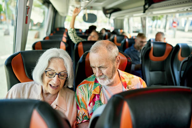 60 년대와 70 년대에 은퇴 한 관광객들이 모터 코치에 탑승했습니다. - bus coach bus travel tour bus 뉴스 사진 이미지