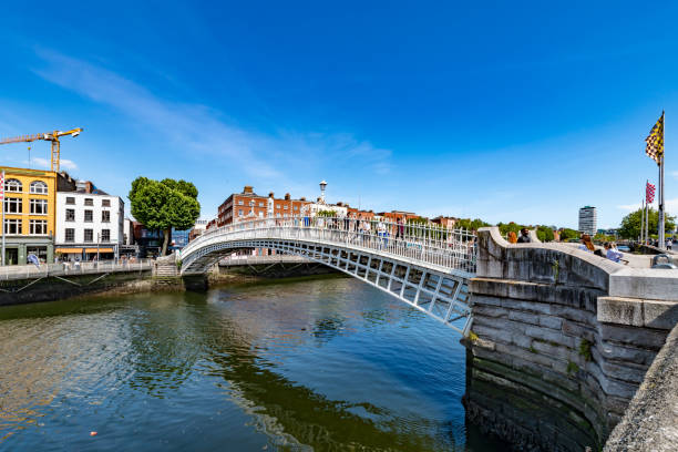 penny bridge à dublin - dublin ireland bridge hapenny penny photos et images de collection