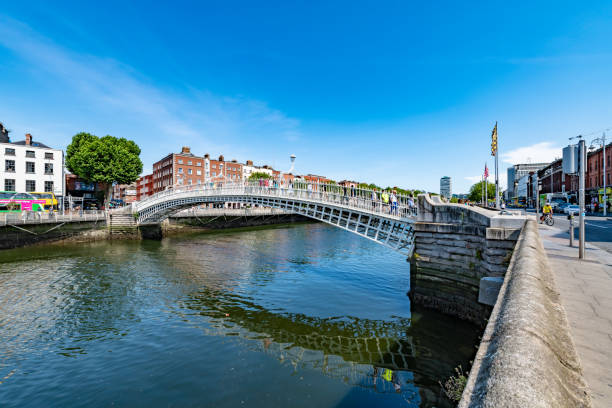 penny bridge à dublin - dublin ireland bridge hapenny penny photos et images de collection