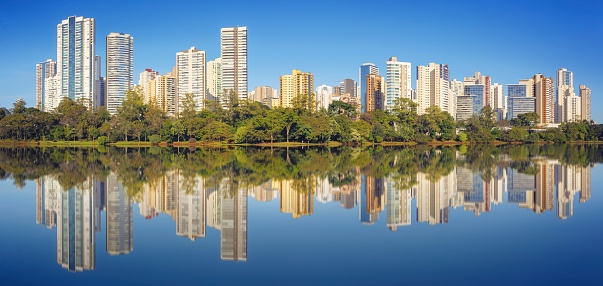 Vista del lago Igapp en la ciudad de Londrina, Brasil. photo