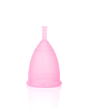 Foto vertical de copa menstrual rosa aislada sobre fondo blanco photo