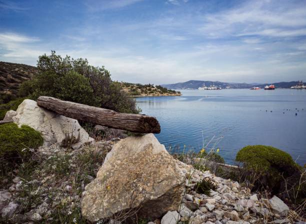 素晴らしい景色を望む海辺の岩の上のdyiベンチ - dyi ストックフォトと画像