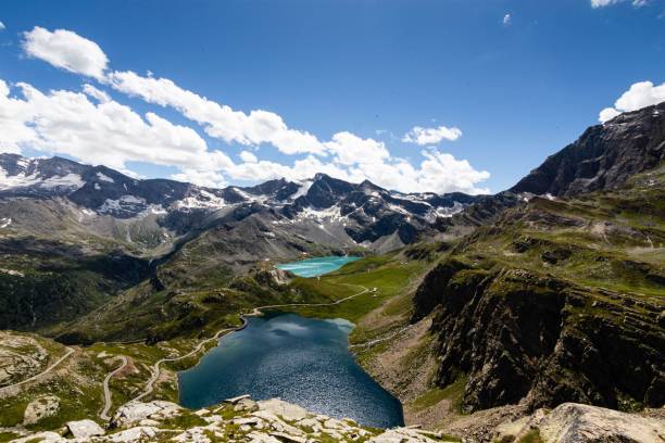 tiro panorâmico de lagos e o gran paradiso nos alpes graianos, itália - parque nacional de gran paradiso - fotografias e filmes do acervo