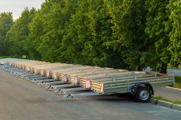 un sacco di nuovi rimorchi per auto - vehicle trailer foto e immagini stock