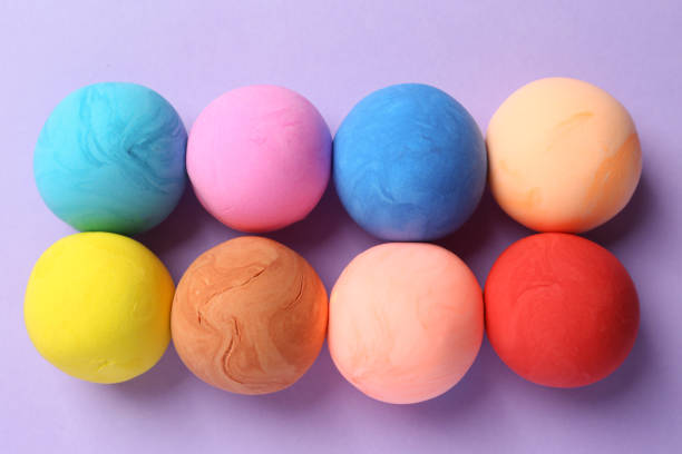 diferente cor jogar massa em fundo violeta, leigo plano - play doh balls - fotografias e filmes do acervo