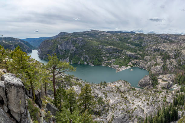 ブリッジポート貯水池の美しい景色 - stanislaus national forest ストックフォトと画像