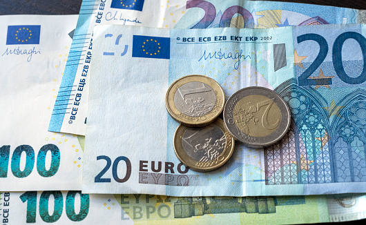 Papel moneda europea con monedas sobre una mesa, vista superior, imagen conceptual photo