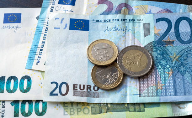 papel moneda europea con monedas sobre una mesa, vista superior, imagen conceptual - euro symbol european union currency currency banking fotografías e imágenes de stock