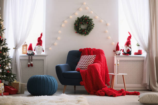 lindos gnomos navideños en la habitación con otras decoraciones festivas - christmas home fotografías e imágenes de stock