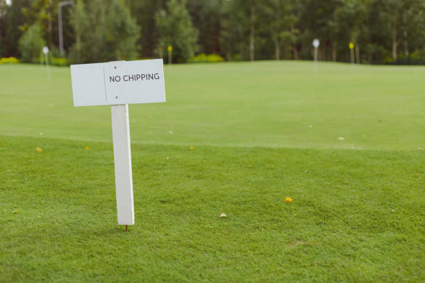 nessun cartello del campo da golf scheggiato posizionato vicino al verde. - golf swing golf golf club chipping foto e immagini stock