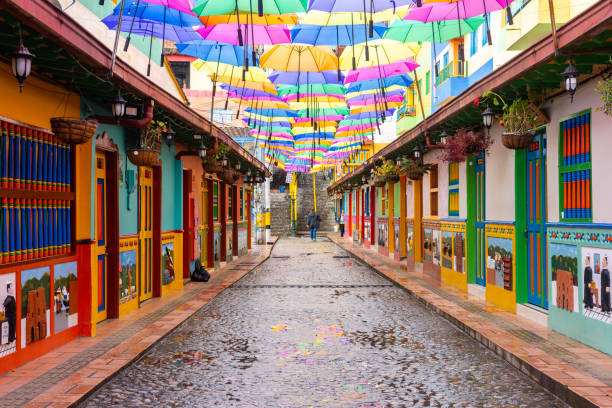 guatape est l’une des villes les plus importantes de l’architecture de style colonial en raison de ses carreaux dans les façades. - spanish tiles photos et images de collection