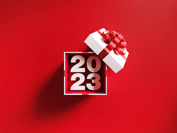 2023 sortant d’un coffret cadeau blanc noué avec un ruban rouge - concepts creativity ideas christmas photos et images de collection