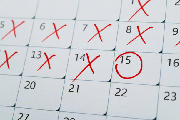 strona kalendarza z kształtem krzyżyka - calendar tax april day zdjęcia i obrazy z banku zdjęć
