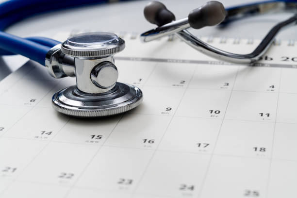 stethoscope and pen on a calendar - appointment reminder doctor calendar imagens e fotografias de stock