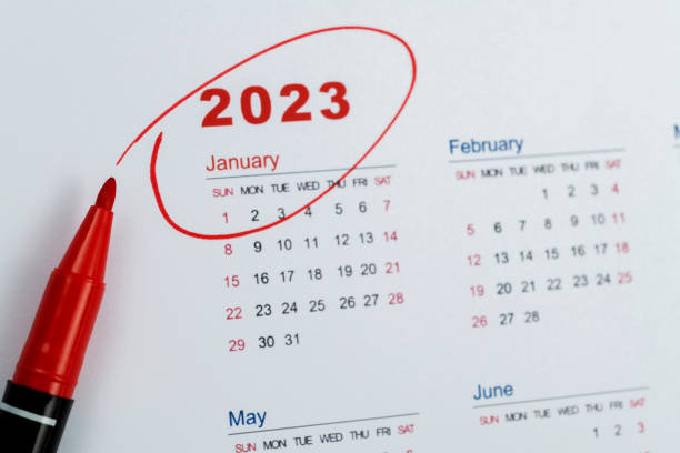 rote markierung im kalender im januar - new years day fotos stock-fotos und bilder