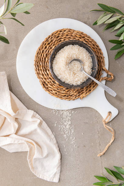 riso bianco basmati crudo biologico - cereali base per alimenti. ingredienti alimentari sani sul piano di lavoro della cucina. vista dall'alto. - long grain foto e immagini stock