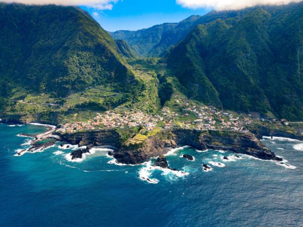 vista aérea del seixal, isla de madeira, portugal - madeira fotografías e imágenes de stock