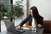 junge-erfolgreiche-freiberufliche-food-bloggerin-oder-vloggerin-in-der-cafeteria-die-leckeren.jpg?b=1&s=170x170&k=20&c=i03AIKbEwy662_t_UASbW7V0788H_JmnA_bX6DOWiOI=