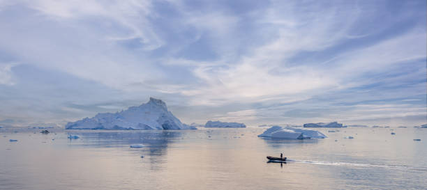 paisagem de icebergs antárticos em cierva cove - uma entrada profunda no lado oeste da península antártica, cercada por montanhas ásperas e dramáticas frentes glaciares - oceano antártico - fotografias e filmes do acervo