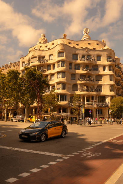 famosa casa mila, barcellona, spagna - la pedrera foto e immagini stock