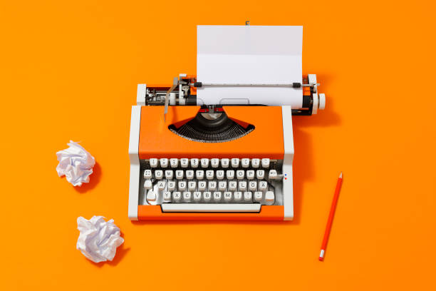 macchina da scrivere arancione anni '70 con pagina vuota - tastiera di macchina da scrivere foto e immagini stock