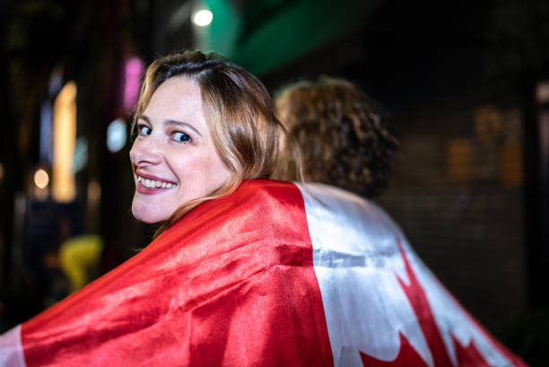 porträt einer sportkanadischen fan-freundin im freien - canadian culture flash stock-fotos und bilder